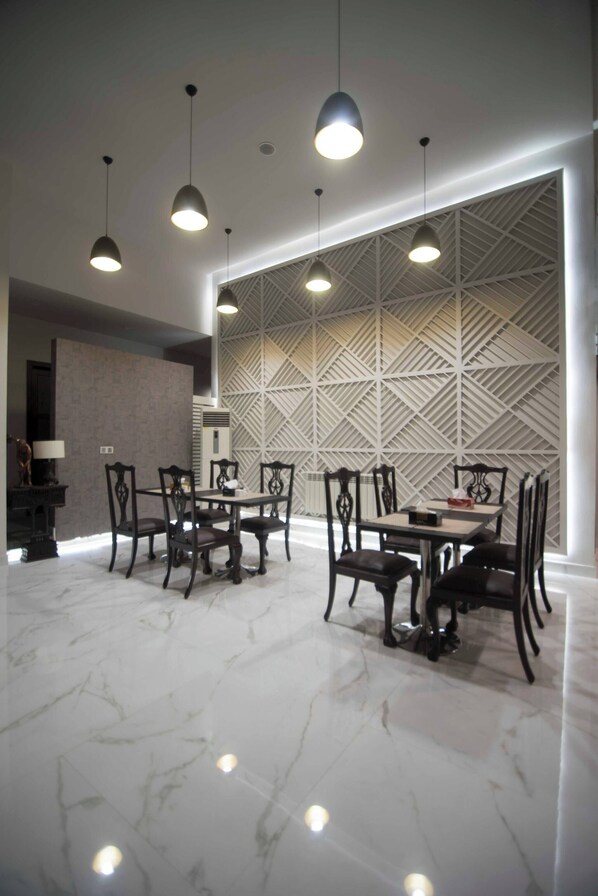 Room, Multiple Bedrooms, Accessible, Smoking | Dining room
