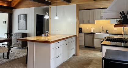 Holiday Haus- AC, game room, near golf