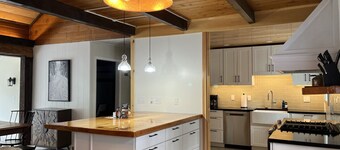 Holiday Haus- AC, game room, near golf