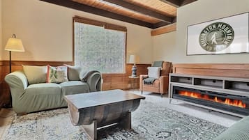 Älytelevisio, takka, pöytäjalkapallopöytä