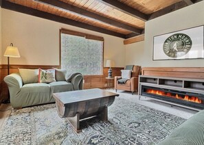 Älytelevisio, takka, pöytäjalkapallopöytä