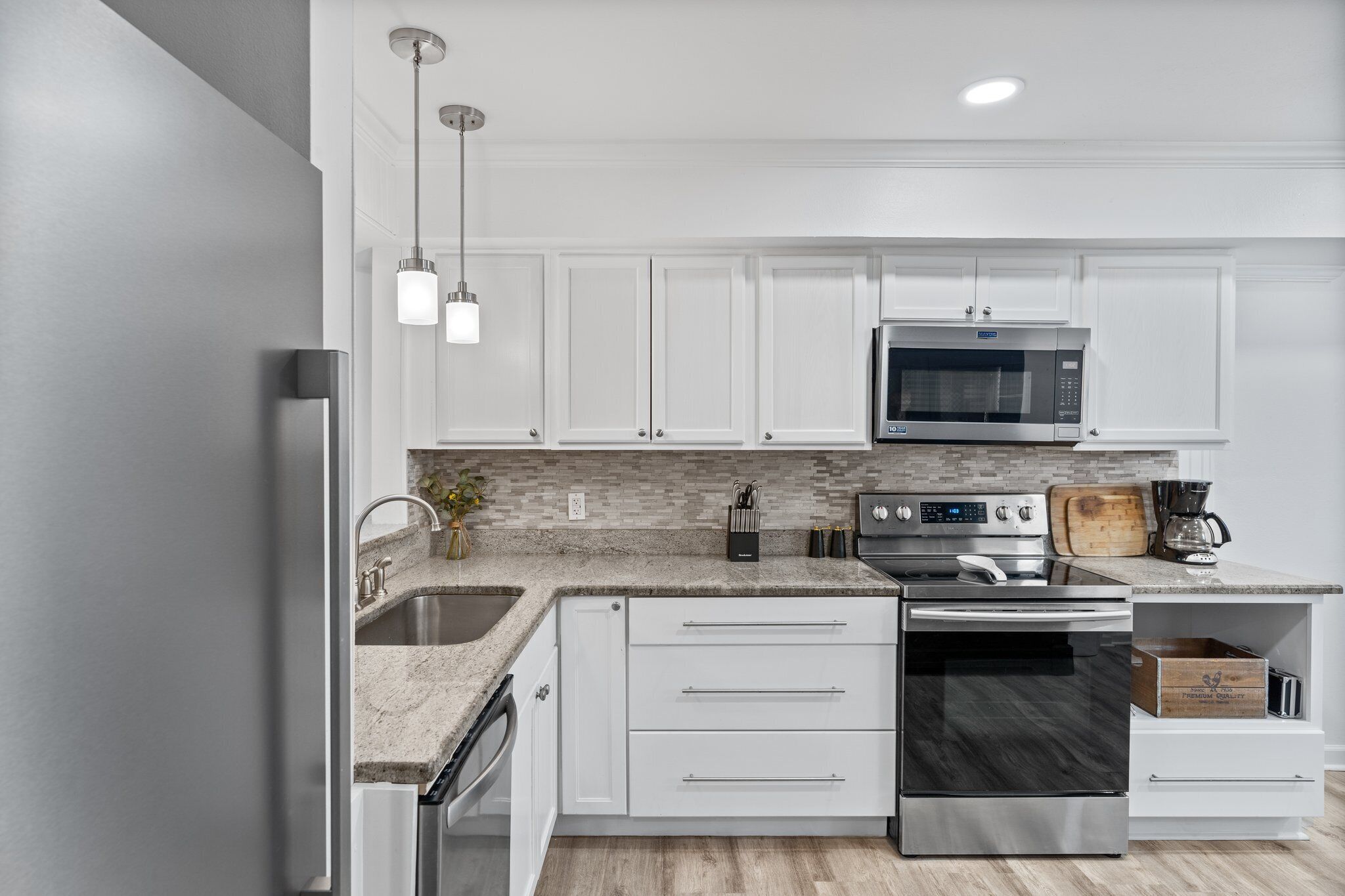 Réfrigérateur, micro-ondes, four, plaque de cuisson