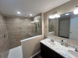 Shower, eco-friendly toiletries, hair dryer, towels - 4-bedroom house in charming Southwest Harbor with short walk to Seawall (Southwest Harbor)
