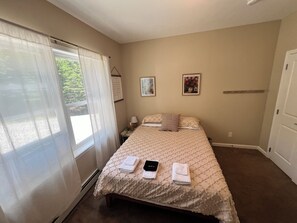 4 makuuhuonetta, työpöytä, silitysrauta/-lauta, vauvan matkasänky