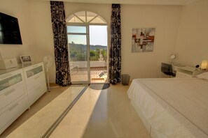 2 slaapkamers, een strijkplank/strijkijzer, wifi, beddengoed