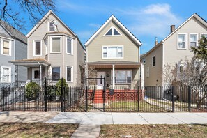 Exterior - Spacious 4BR Home. Your Cozy Home Away from Home (Chicago)