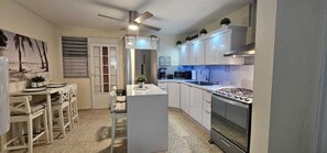 Réfrigérateur, micro-ondes, plaque de cuisson, cafetière/bouilloire