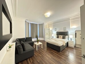 4 bedrooms, iron/ironing board, WiFi, bed sheets