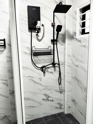 Douche, séchoir à cheveux, bidet, serviettes fournies