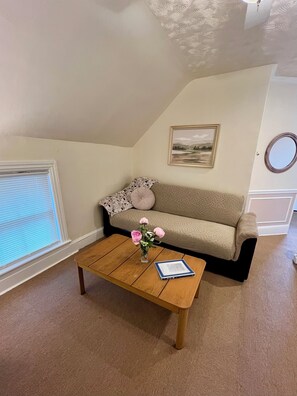 Smart TV, books - 3-BR apt: OCEAN views balcony, 1.5 blocks to beach passes, AC, WiFi, 1.5 baths. (Neptune Township)