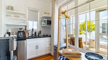 Mikrobølgeovn, kaffetrakter/tekoker, brødrister og kjøkkenutstyr