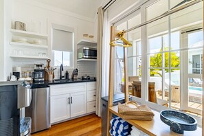 Microwave, coffee/tea maker, toaster, cookware/dishes/utensils - Endless Summer B &Mistico Beach Club+Boat Shuttle (San Pedro)