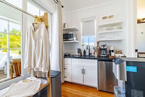 Micro-ondes, cafetière/bouilloire, grille-pain