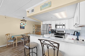 Fridge, microwave, oven, stovetop - La Mirage 203 (Ocean City)