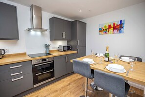 Frigorífico, microondas, horno y placa de cocina