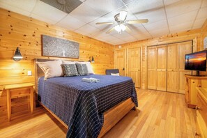 2 soverom, skrivebord, strykejern/-brett og wi-fi (inkludert)