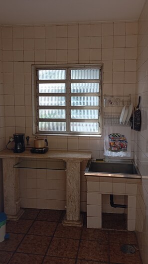 Geladeira, micro-ondas, cooktop, cafeteira/chaleira