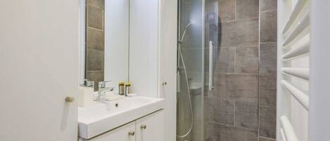 Apartment | Bathroom | Towels