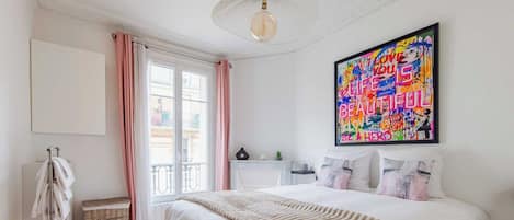 Huoneisto | 2 makuuhuonetta, kannettavalle tietokoneelle sopiva työtila