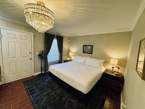 1 chambre, bureau, fer et planche à repasser, lit parapluie