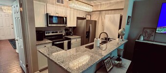 Gorgeous Condo across from Vet School - King Bed, Full Kitchen, Pool