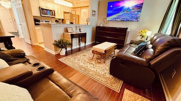 Télévision, livres, espaces bureaux