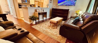 Gorgeous Condo across from Vet School - King Bed, Full Kitchen, Pool