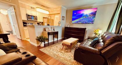Gorgeous Condo across from Vet School - King Bed, Full Kitchen, Pool