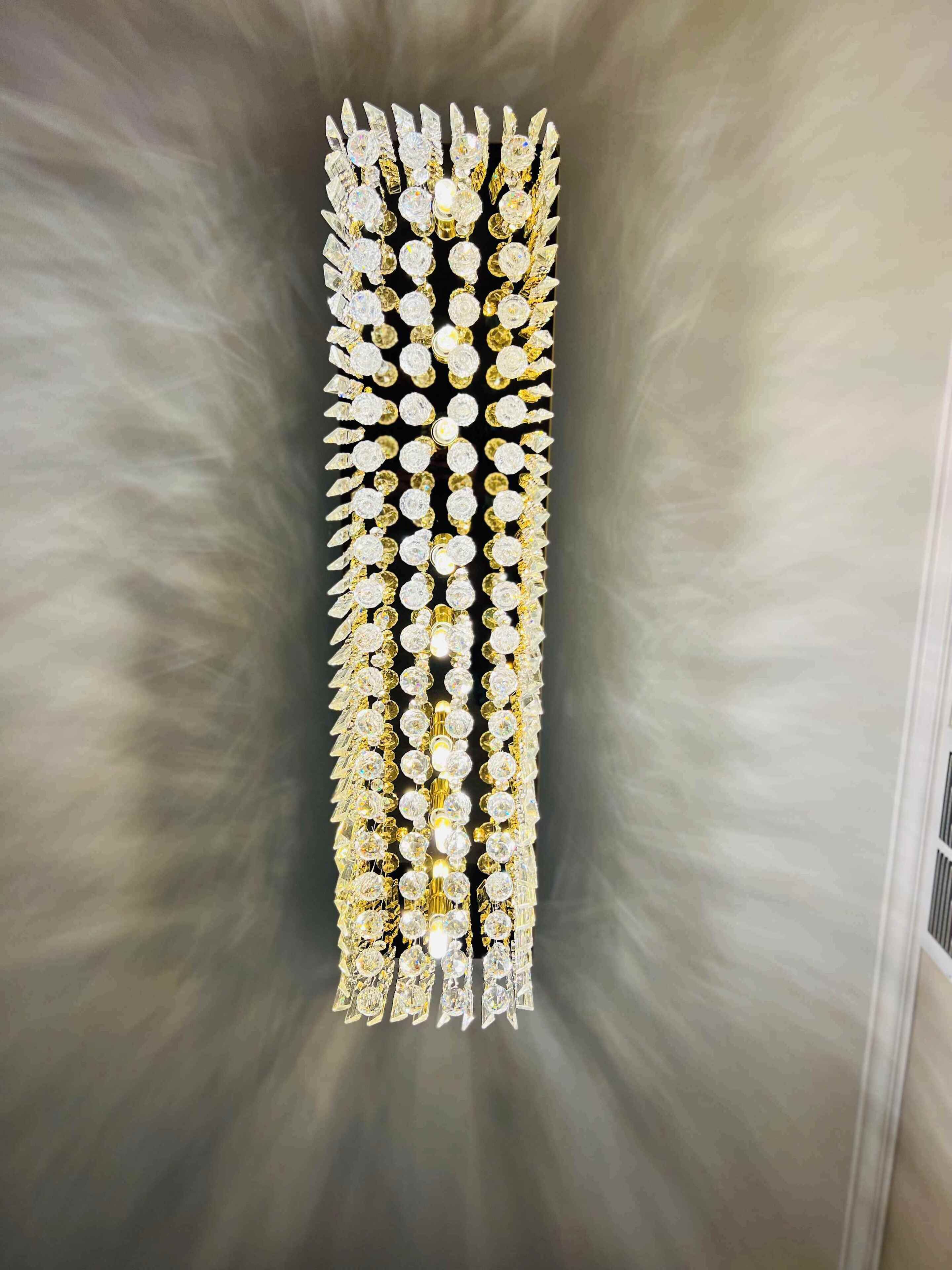 Una disposición vertical de elementos decorativos, con una columna central y patrones simétricos a cada lado.