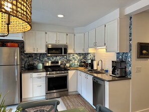 Fridge, microwave, oven, stovetop - QUESTOVER…Steps to Nantucket Sound Beaches.. Lower level 2 bed 1 bath sleeps 6 (South Yarmouth)