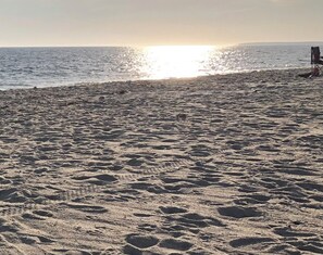 Chaises longues, serviettes de plage