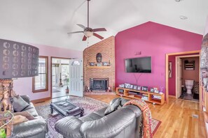 تلفزيون ذكي، مدفأة، مشغل دي في دي، كُتُب