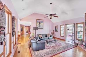 Smart TV, chimenea, reproductor de DVD y libros 