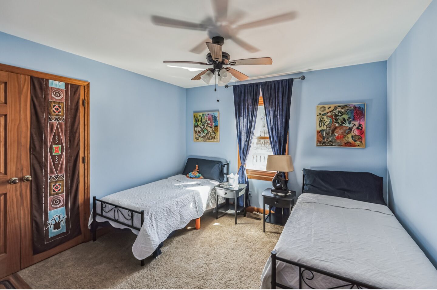 3 chambres, bureau, fer et planche à repasser, lit parapluie