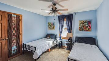 3 chambres, bureau, fer et planche Ă repasser, lit parapluie