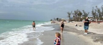 Cozy 2 BR, 2 BA Near Beaches.