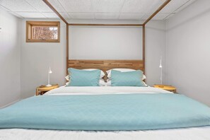 4 bedrooms, iron/ironing board, WiFi, bed sheets