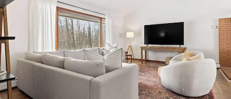 TV, fireplace