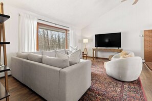 Televisión y chimenea 