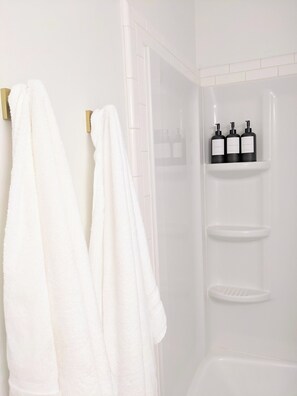 Hair dryer, towels, soap, shampoo - Charming & Spacious 4 BR w/ Private Backyard in lovely Summerville (Summerville)