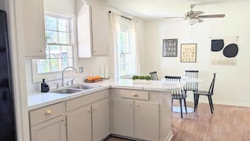 ثلاجة، ميكروويف، فرن، موقد طهي مسطح