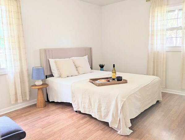 4 bedrooms, desk, free WiFi, bed sheets