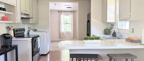 ثلاجة، ميكروويف، فرن، موقد طهي مسطح