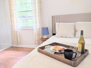 4 bedrooms, desk, free WiFi, bed sheets
