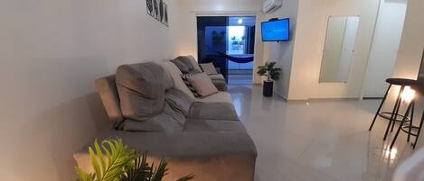 스탠다드 아파트 | 거실 공간 | 디지털 채널 시청이 가능한 32인치 스마트 TV