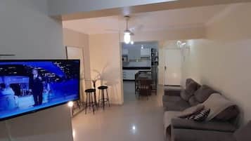 Standard-Apartment | Wohnbereich | 32-Zoll-Smart-TV mit Digitalempfang
