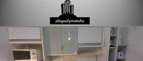 Appartement Standard | Cuisine privée | Réfrigérateur, four à micro-ondes, un four, surface de cuisson