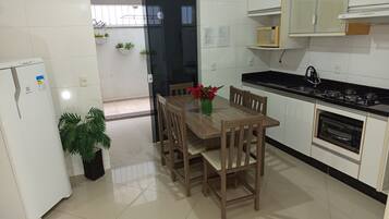 Apartamento | Cozinha privada | Geladeira, micro-ondas, fogão, cooktop