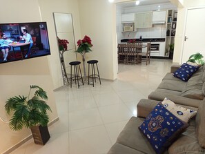 Appartement | Woonruimte | Een 32-inch smart-tv met digitale zenders