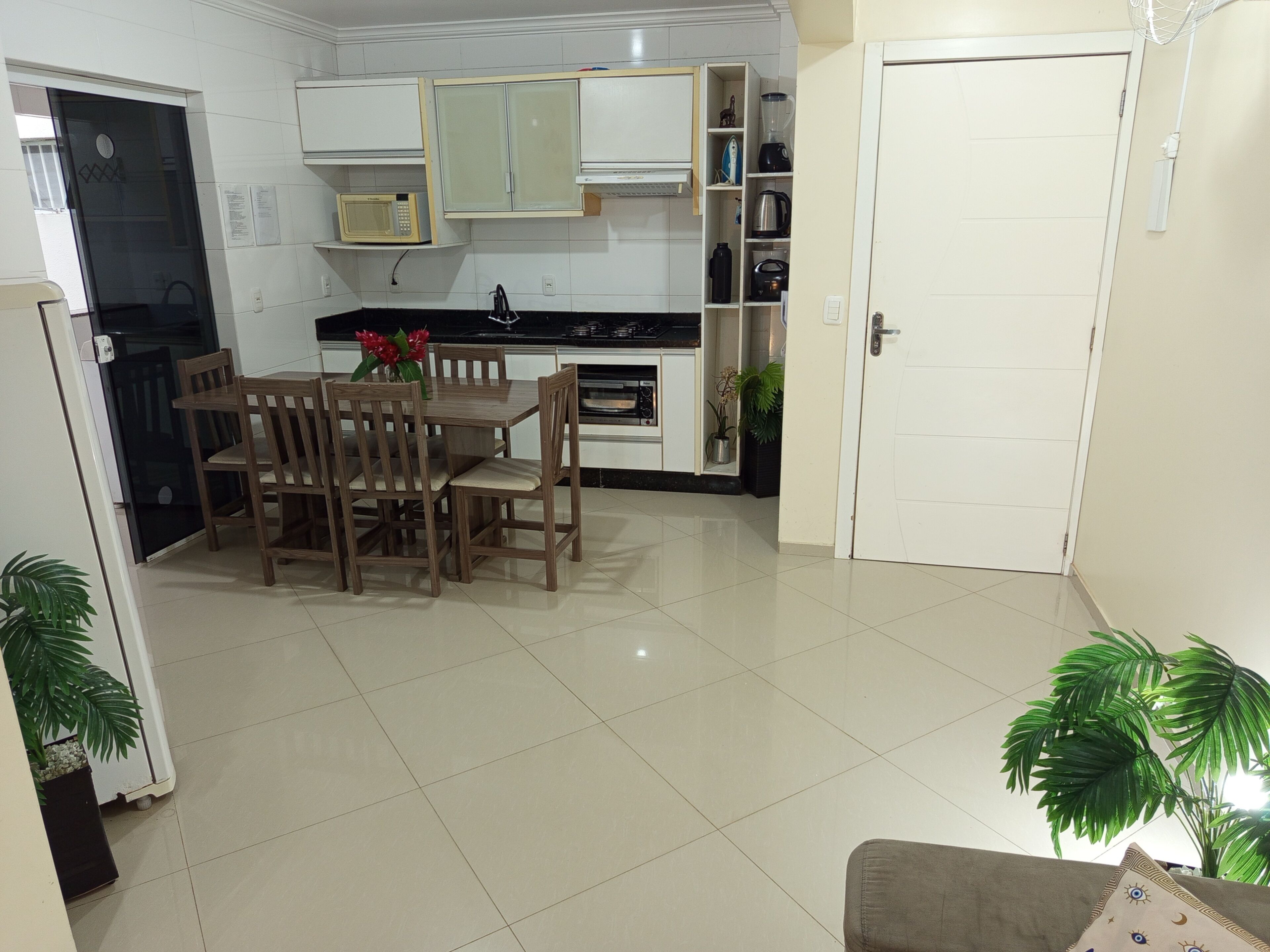 Apartamento | Cozinha privada | Geladeira, micro-ondas, fogão, cooktop